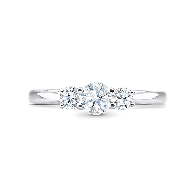 Anillo tresillo diamantes oro blanco 18k "Tetuán”, femenino y elegante